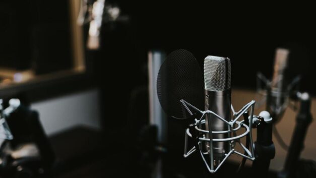 🎧 How Radio Playlists Are Curated in the AI Era