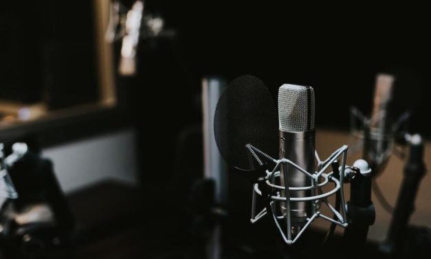 🎧 How Radio Playlists Are Curated in the AI Era